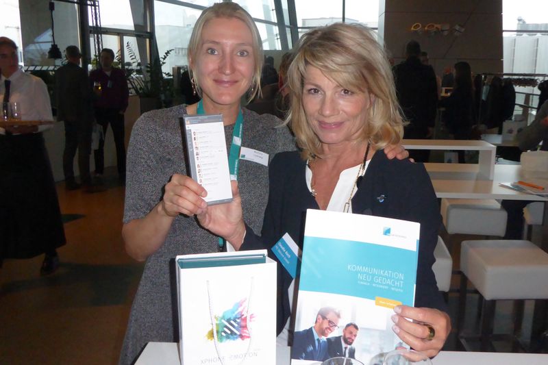 Martina Ludwig (C4B) und Claudia Koch (PTC Telecom) freuen sich über ihren Schoko-Client. (Bild: C4B)