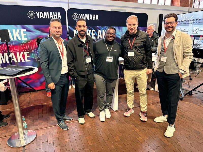 Die Exertis-Mitarbeiter (v. l.) Tommy Cafer Kurt, Aksche Mehra, Christian Kelbel und Leon Gall sind große Fans von Norbert Augusto (m., Yamaha). (Bild: Vogel IT-Medien)