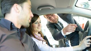 Die befragten Händler bewerten den Fahrzeugankauf von privat für das Geschäftsfeld als wichtig. Der funktioniert in erster Linie dann, wenn sich die Kunden in einem Verkaufsgespräch nach einem neuen Fahrzeug erkundigen. ( © industrieblick - Fotolia)