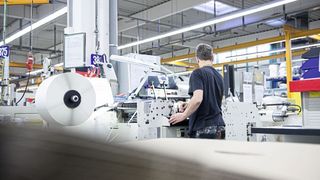 In global agierenden Unternehmen sprudeln Daten an jeder Produktionsanlage und entlang der Lieferketten in Echtzeit. (Bild: Tesa)