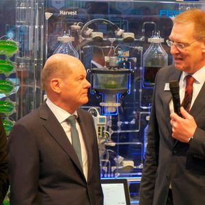 Am Stand von Festo begutachteten Scholz und Widodo den Bioreaktor, mit dem Algen automatisiert kultiviert werden können. Ihr Wachstum wird dabei bis zur kleinsten Zelle kontrolliert.  (Bild:  Sandro Kipar/VCG)