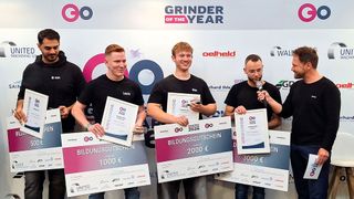 Die Preisverleihung: Fabio Schoppet ist der «Grinder Of The Year» 2026. Hier im Interview mit Tobias Witton (Moderator) und seinen Mit-Finalisten (v. l. n. r.) Arman Hamidi, Laurin Mink und Max Bergner. (Bild: KSKOMM GmbH & Co. KG)