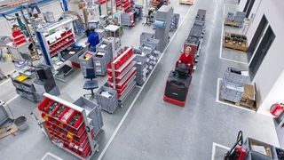 Die Arbeitsplätze in der Montagehalle werden über das Milkrun-System versorgt. Auch das ist in viad@t integriert. (Bild: Viastore)