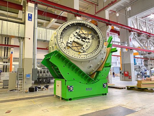Optimierter Wendevorgang: Das Wenden der Rotornaben ist mit dem RUD Tecdos TM in wenigen Minuten abgeschlossen und dabei besonders ergonomisch und sicher. (Bild:  RUD)