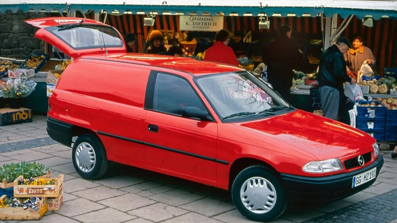 ... auch ohne Dachreling mit drei statt fünf Türen, zwei Sitzen, Blechen statt hinteren Seitenscheiben und halbhoher Trennwand aus Blech hinter den Sitzen. Der Lieferwagen hatte eine Lkw-Zulassung und war daher bei Handwerkern sehr beliebt. (Bild: Opel GmbH)