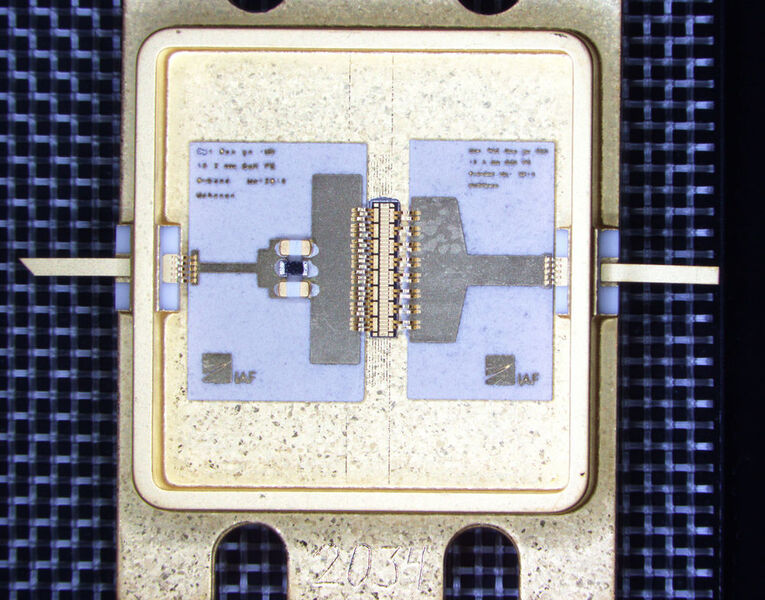 Der acht Quadratmillimeter große Leistungsverstärker des Fraunhofer IAF funkt auf einer Frequenz von 5,8 Gigahertz. Diese Frequenz wird für den neuen Mobilfunkstandard 5G benötigt. Wichtiger Bestandteil des Mikrochips sind die mittig angebrachten Halbleiter-Schaltungen aus Galliumnitrid (GaN). (© Foto Fraunhofer IAF)