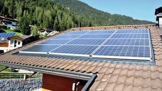 Auf der Intersolar Europe 2012 in München (Halle B5, Stand110) präsentiert Donauer Solartechnik neue Aufdach- und Indachsysteme derProduktlinie Intersol. (Bild: Donauer Solartechnik/Nocker Metallbau)