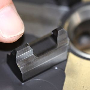 Vier von diesen am Umfang verteilten Zentrierprismen (rechtes Bild) sorgen dafür, das die Werkstückträger im Tausendstel Millimeter Bereich zentriert und gespannt werden. (Bilder: Böhm)