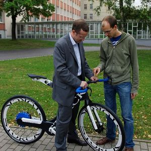 Prof. Dr. Stephan Odenwald (l.), Inhaber der Professur Sportgerätetechnik, und Sebastian Kratzert, wissenschaftlicher Mitarbeiter der Professur Schaltkreis- und Systementwurf, demonstrieren die dynamische Anpassung der Motorunterstützung, für die ein GPS-fähiges Smartephone genutzt wird, das am Lenker befestigt ist. 