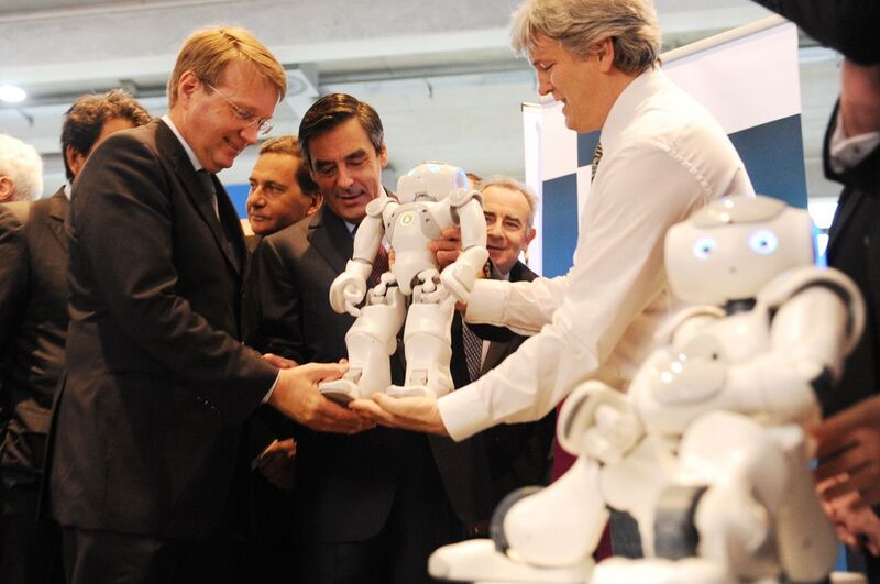 Ronald Pofalla, Chef des Bundeskanzleramtes und Bundesminister für besondere Aufgaben, Francois Fillon, Premierminister der Republik Frankreich bestaunen einen humanoiden Roboter ... (Archiv: Vogel Business Media)