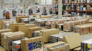 In Großbritannien setzt Amazon auf Mini-Lager. In Deutschland, wie hier in Bad Hersfeld, dominieren die großen Logistikzentren das Bild der Amazon-Logistik. (Bild: Amazon)