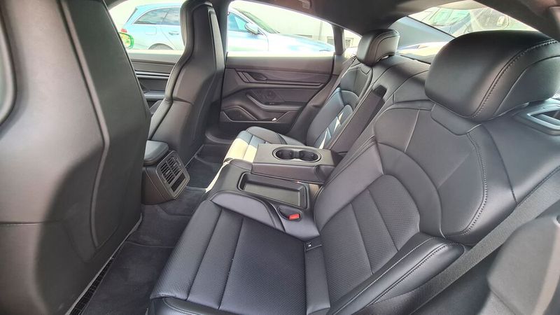 8. Das Platzangebot: Vorne wie hinten sitzt man im Taycan mit ordentlich Beinfreiheit auf wirklich bequemen Sitzen – auch auf längeren Strecken. Verreisetauglich ist außerdem der Kofferraum. Das Volumen gibt Porsche mit 407 Litern an. Und vorne passen auch nochmal 84 Liter rein.  (Bild: Schreiner – VCG)