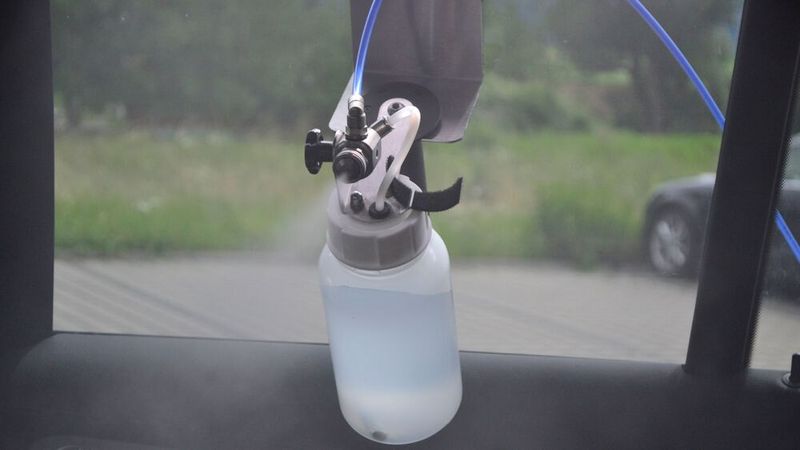 Die Geräte lassen sich ins Fenster einhängen und fluten den Innenraum innerhalb weniger Minuten mit dem fein verteilten Wirkstoff. (Bild: Sehon)