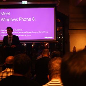 Zahlreiche Journalisten tummelten sich beim Launch von Windows Phone 8 und lauschten Oliver Kaltner, Mitglied der Geschäftsführung und General Manager Consumer Channels Group bei Microsoft.
