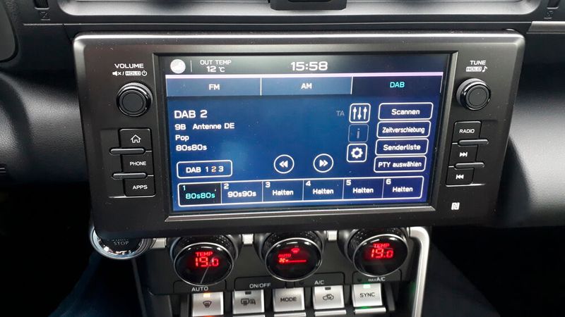 Apropos vergangene Zeiten: Beim Radio hat es Subaru geschafft, echt asiatisches Retro in die Neuzeit zu transferieren – wer vor 20, 30 Jahren einmal ein japanisches 1-DIN-Autoradio besaß, weiß, was gemeint ist. Die zum Teil winzig kleinen Schaltflächen, die unübersichtliche Darstellung und die eine DAB-Senderliste, bei der man wissen muss, in welchem Gleichwellennetz der gewünschte Sender zu finden ist, sorgen eher für Frust denn Lust. (Bild: Dominsky – VCG)