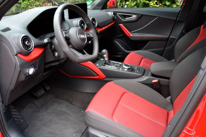 Der Innenraum des Q2 führt die kantige Formensprache des Exterieurs fort. (Michel/»kfz-betrieb«)