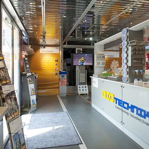 Auf mehr als fünfzig Quadratmetern können sich Besucher im Erdgeschoss des Trucks in die Biotechnologie vertiefen: an Laborarbeitsplätzen, mit Themendisplays, Multimedia-Terminals, Tablet-PCs, interaktiven Exponaten oder dem Multimedia-Lernspiel „Bodymover“.