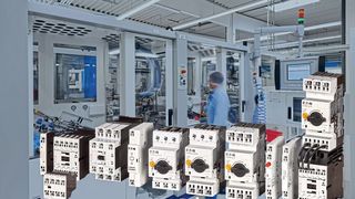 Maschinen- und Anlagenbauer können nun die Motorschutzschalter PKZM0 im Leistungsbereich bis 32 A und die Leistungsschütze DIL-M bis 38 A sowie die Hilfsschütze DILA auch mit der effizienten Klemmentechnologie Push-in erhalten. (Eaton)