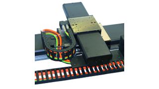 Kundenbeispiel: Kreuztisch aus zwei Linearschlitten inklusive Kabelführung. (Föhrenbach)