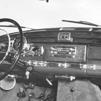Mercedes hat 1958 im Adenauer-Benz Typ 300 zum ersten Mal in einem Serienmodell eine Klimaanlage optional angeboten. Die von der Firma Behr gefertigte Anlage kostete 3.500 D-Mark Aufpreis. Das entsprach damals etwa dem Gegenwert eines neuen VW Käfer. (Bild: Mercedes-Benz)