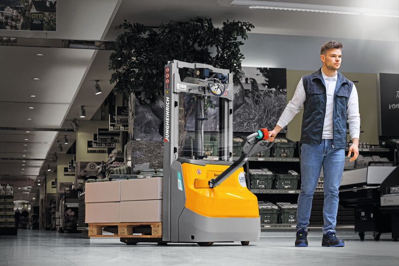 Durch das völlig neue Fahrzeugdesign zeichnet sich die EJC-Baureihe 1i mit besonderer Kompaktheit bei gleichzeitig erheblich gesteigerter Resttragfähigkeit aus. (Bild: Jungheinrich)