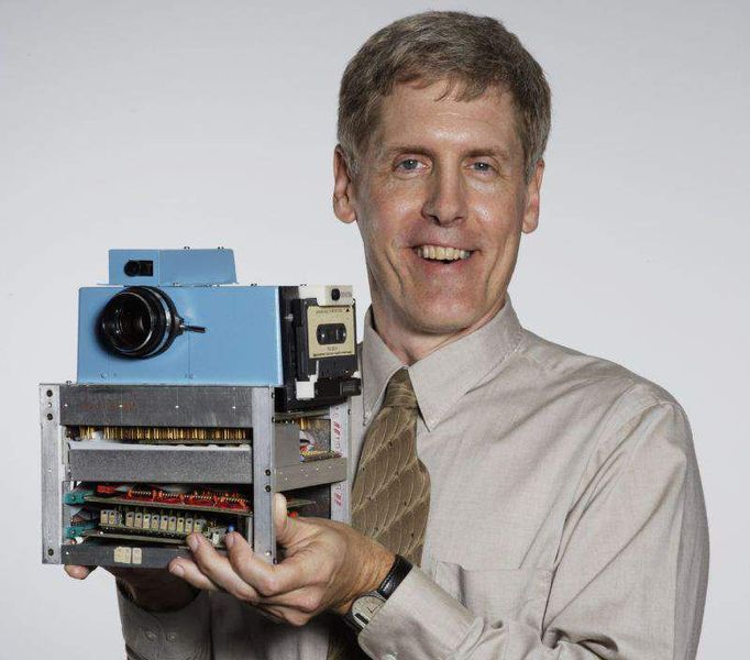 Es ist das Ende einer Ära: Kodak, das Unternehmen, das einst der Welt das Fotografieren beigebracht und die Digitalkamera erfunden hat, steigt im Februar angesichts massiver wirtschaftlicher Probleme aus dem Kamerageschäft aus. Fas Foto zeigt Kodak-Ingenieur Steve Sasson mit der von ihm entwickelten ersten Digitalkamera. (Foto: Kodak)