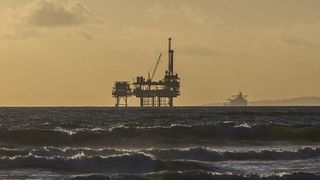 Der niedrige Ölpreis fordert weitere Opfer: So kündigte Shell an, in diesem Jahr 6500 seiner knapp 100 000 Stellen zu streichen. (Bild: Daniel Sinoca; CC0; http://pixabay.com/de/%C3%B6l-plattform-offshore-plattform-484859)