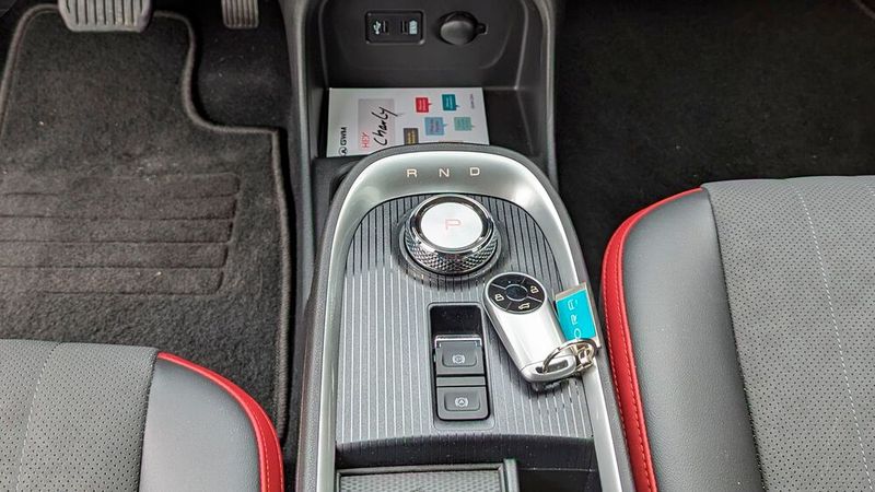 An haptischer Rückmeldung fehlt es auch dem Fahrschalter: Die Fahrstufen legt man mit einem Drehschalter ein, der allerdings keinen Endanschlag hat. Auch wird die Neutralstufe nicht per Kontroll-LED angezeigt. Ein Einlegen der Fahrstufe lässig aus dem Handgelenk heraus, ohne hinzuschauen, ist so nicht möglich.  (Bild: Rosenow – VCG)