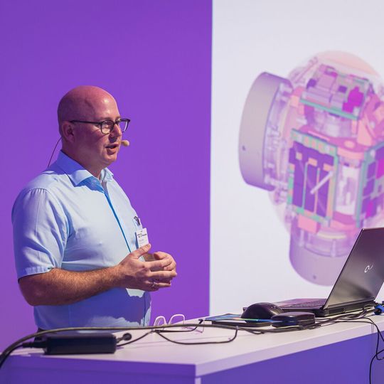 Tobias Best, ALPHA-Numerics: Der Experte für CFD-Simulation stellte auf der Veranstaltung 2022 das physikalische Ersatzmodell dem Realmodell gegenüber. Tobias Best, ALPHA-Numerics: Der Experte für CFD-Simulation stellte auf der Veranstaltung 2022 das physikalische Ersatzmodell dem Realmodell gegenüber.