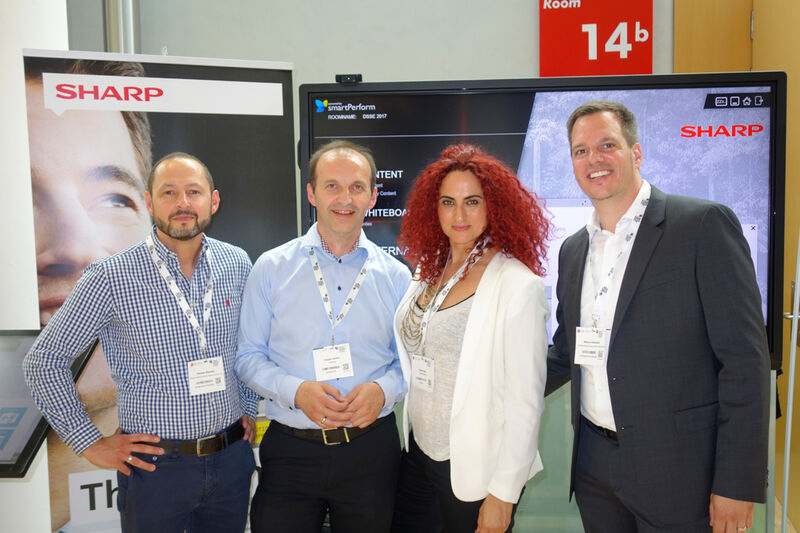 Das SHARP Team (v. l.) Thomas Möcker, Franjo Kontic und Markus Eisemann, erkennen, dass Besa, IT-BUSINESS , das SHARP-Rot überall dabei hat. (Bild: IT-BUSINESS)