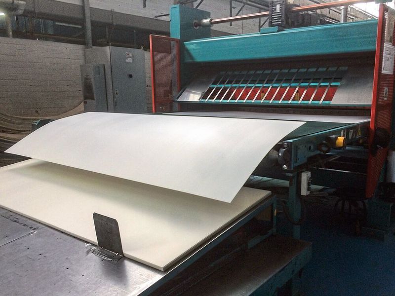 Herstellung der Hohlkammerstegplatten aus Biokunststoffen (Bild: Fraunhofer UMSICHT)