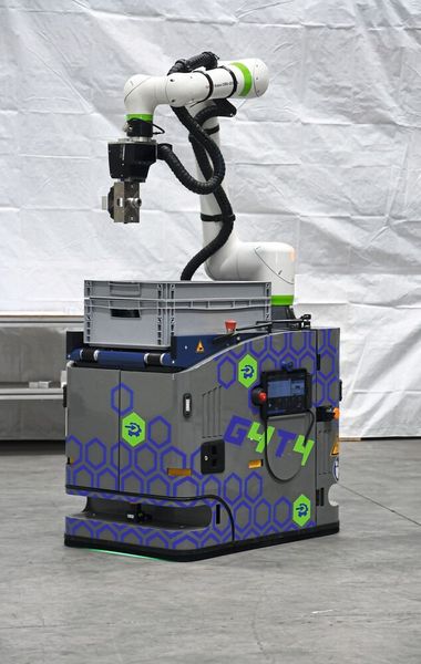 Als Fusion aus kollaborativem und mobilem Roboter kann sich der G4T4 autonom zwischen Arbeitsbereichen bewegen, Material transportieren und von einem Job zum nächsten übergehen. (Bild: Gressel)