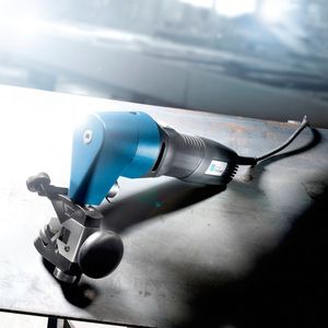 Lediglich 5,3 Kilogramm wiegt der Schweißkantenformer Trutool TKF 700. Er erzeugt an geraden Blechen bis 20 Millimeter dicke präzise und oxidfreie Kanten, bearbeitet aber auch Kurviges und Rohre. Sein Antrieb leistet 1.700 Watt.(Bild:  Trumpf)