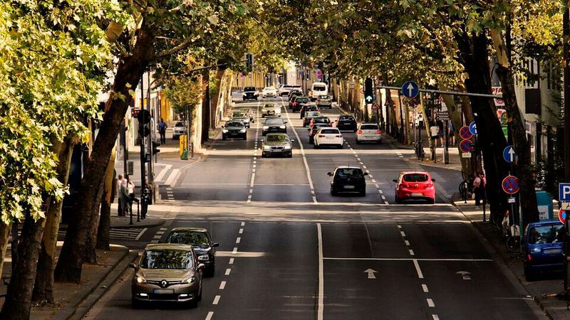 Der Verkehrssektor muss laut Klimaschutzgesetz die Jahresemissionsmenge bis 2030 deutlich senken. (Bild:  frei lizenziert /  Pixabay)