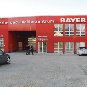 Im September 2013 feierte das neue Karosserie- und Lackzentrum Bayer in Kassel in der 1.800-Quadratmeter-Halle Eröffnung.