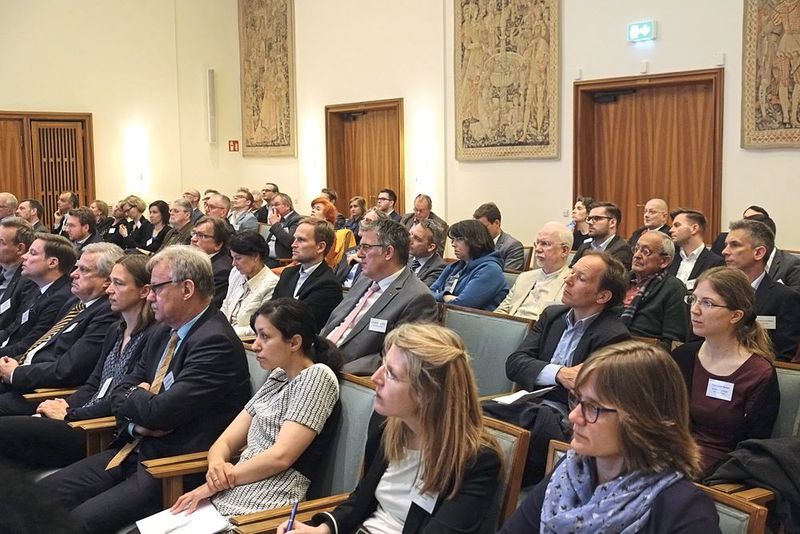 „Kraftstoffe neu denken“ hieß das Motto des 12. Berliner Automobildialogs. Das sorgte für volle Zuhörerreihen. (Zietz/»kfz-betrieb«)