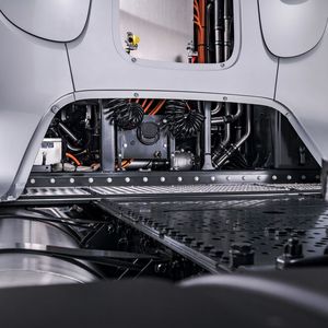 Im „GenH2“ arbeitet ein Brennstoffzellensystem mit flüssigem Wasserstoff. Der Truck soll so mit einer Tankladung über 1.000 Kilometer weit fahren können.(Bild:  Daimler Truck)