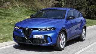 Optisch ist der Tonale unverkennbar ein Sprößling der Familie Alfa Romeo. (Bild: Alfa Romeo)