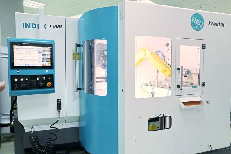 Der Produktionsdrehautomat Index C200 mit Roboterzelle iXcenter und vertikalem Palettenspeicher.  (Anne Richter, SMM)