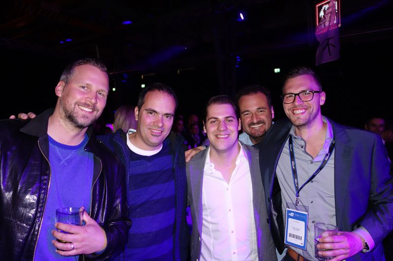 (r.) Ralph Güssgen, Ingram Micro, mit dem Display Samsung Team. (Bild: IT-BUSINESS)