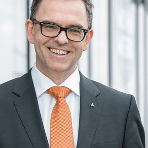 Björn Haan,Geschäftsführer im Geschäftsfeld Cyber Security, ICT & Business Solutions, TÜV Rheinland: „Die Fülle und Verfügbarkeit sensibler Informationen über Menschen und Systeme werden zwangsläufig zu einem erhöhten Anpassungsdruck für gegenwärtige Cyber Security-Strategien führen.“