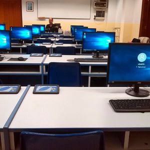 Januar – Jeder zweite Lehrer würde gerne häufiger digitale Medien einsetzen: Die digitale Bildung war ein zentrales Thema des Jahres. Zum Einsatz digitaler Medien und Geräte in der Schule befragte der Digitalverband im Januar Lehrer der Sekundarstufe I. Das Ergebnis: Jeder zweite Lehrer (48 Prozent) würde gerne häufiger digitale Medien einsetzen. Allerdings mangelt es laut 43 Prozent der Befragten an der technischen Ausstattung der Schulen. Zudem würden 83 Prozent gerne eine Weiterbildung zum Einsatz digitaler Medien im Unterreicht besuchen. Eine große Mehrheit der Lehrer (82 Prozent) fordert ein stärkeres Engagement des Bundes bei der Entwicklung und Umsetzung einer digitalen Strategie für die Schulen. Dieser Forderung ist Bildungsministerin Wanka inzwischen nachgekommen. Sie kündigte Investitionen in Höhe von 5 Milliarden Euro für eine bessere Ausstattung der Schulen im Rahmen des Digitalpaktes zwischen Bund und Ländern an.