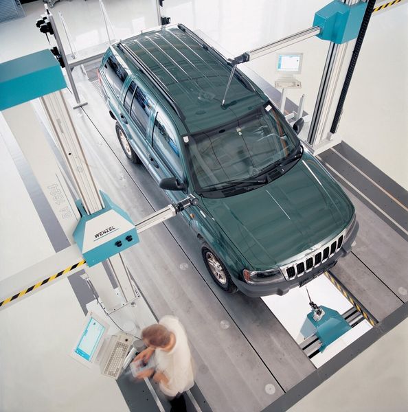 Horizontalarm-Messgeräte bieten eine optimale Zugänglichkeit von allen Seiten, zum Beispiel bei der Messung von Karosserien. (Bild: Wenzel Group)