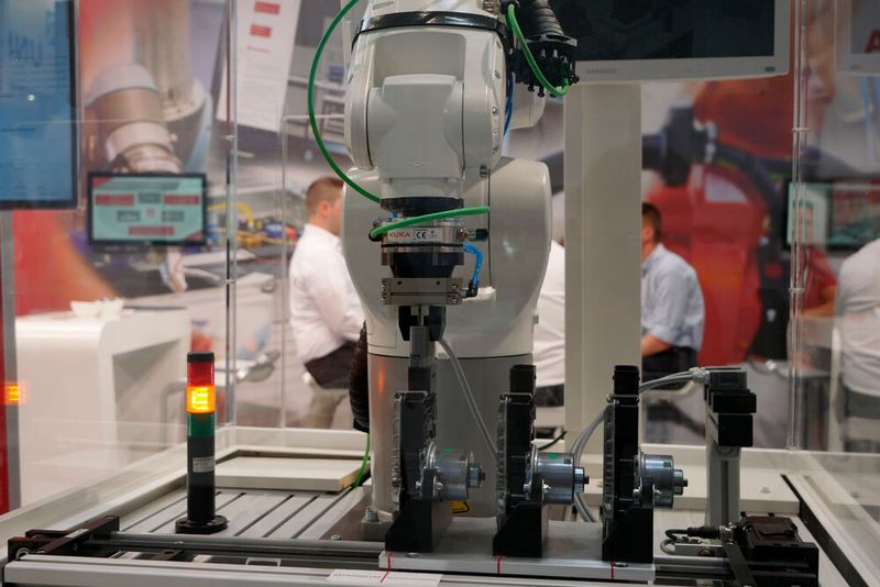 Artiminds demonstrierte auf der Automatica einen neuen Ansatz der Prozessoptimierung. Per Knopfdruck konnte hier die Position eines Assets um mehrere Milimeter verschoben werden. Statt einer Fehlermeldung und einem Stillstand suchte der Roboter selbstständig eine Lösung und passte sich schließlich an die Verschiebung an. (Bild: Sandro Kipar)