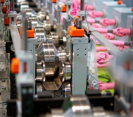 At the TU Bergakademie Freiberg, so-called casting-rolling is also used for the forming of magnesium in order to bring the light metal close to the desired contour more quickly and cheaply. This saves some of the usual forming steps.(Image: TUBAF)