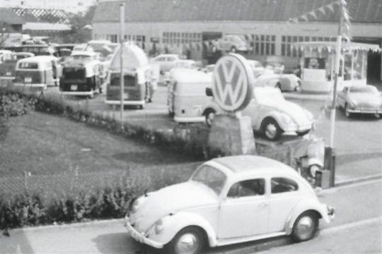 Der Käfer dominierte das damalige Autohaus Gehlert in Freiburg. (Archiv: Vogel Business Media)