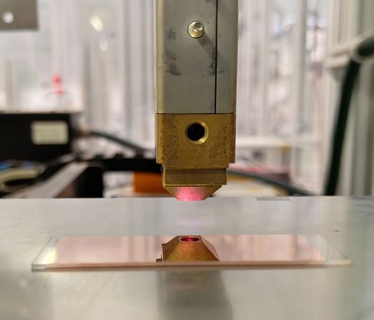 Bei Innovent Technologieentwicklung in Jena hat man bewiesen, dass man mit Atmopshärendruckplasma Kupfer- (wie hier) und Silberoberflächen von Oxiden respektive von Sulfiden reinigen kann – ohne garstige Chemikalien und ohne viel Energieaufwand ...(Bild:  Innovent)