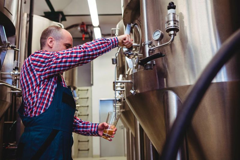 Technik hilft - doch ist und bleibt Bierbrauen eine Kunst.  (Bild: wavebreakmedia)