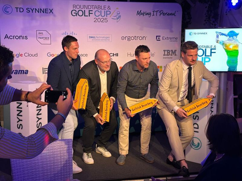 Mehr als Verdient: (v. l.) Daniel Eder (TD Synnex), Björn Totter (TIMEOACT Group), Wolfgang Rodler und Julius Sommer (IBM) bekommen die Auszeichnung für das beste Golf-Outfit des Tages. Ich bin gespannt, ob nächstes Jahr eine andere Gruppe ihnen den Rang abläuft? (Bild: Vogel IT-Medien)