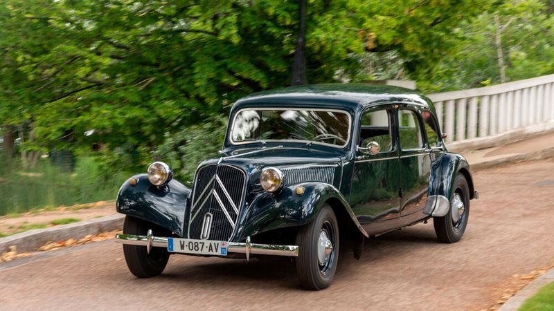 Der kleine Citroën 2 CV kam anfangs noch nicht nach Deutschland, dafür der große Citroën Traction Avant. Traction Avant (deutsch „Frontantrieb“) ist die geläufige Bezeichnung für die ersten vorderradangetriebenen Citroën-Serienmodelle 7A, 7B, 7C, 11B (mit Reihenvierzylindermotoren) und 15/6 (mit Reihensechszylindermotor), die zwischen 1934 und 1957 gebaut wurden. (Bild: Citroen_Stellantis)